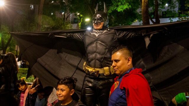 Фанаты Бэтмена отпраздновали 80-летие героя комиксов: фотогалерея
