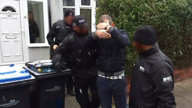 В Великобритании арестовали больше 20 человек, которые нелегально ввозили в страну мигрантов