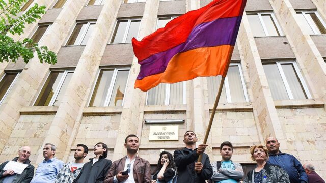 Сторонники премьера Армении заблокировали здания судов после освобождения из-под ареста бывшего президента