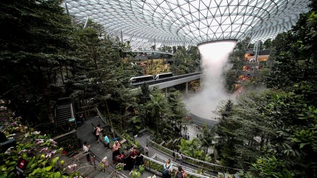 В аэропорту Сингапура достроили самый высокий в мире крытый водопад
