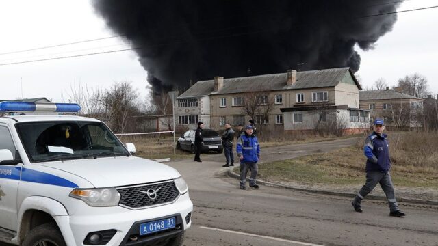 Тушить пожар на нефтебазе в Белгороде прибыли 170 человек и пожарный поезд