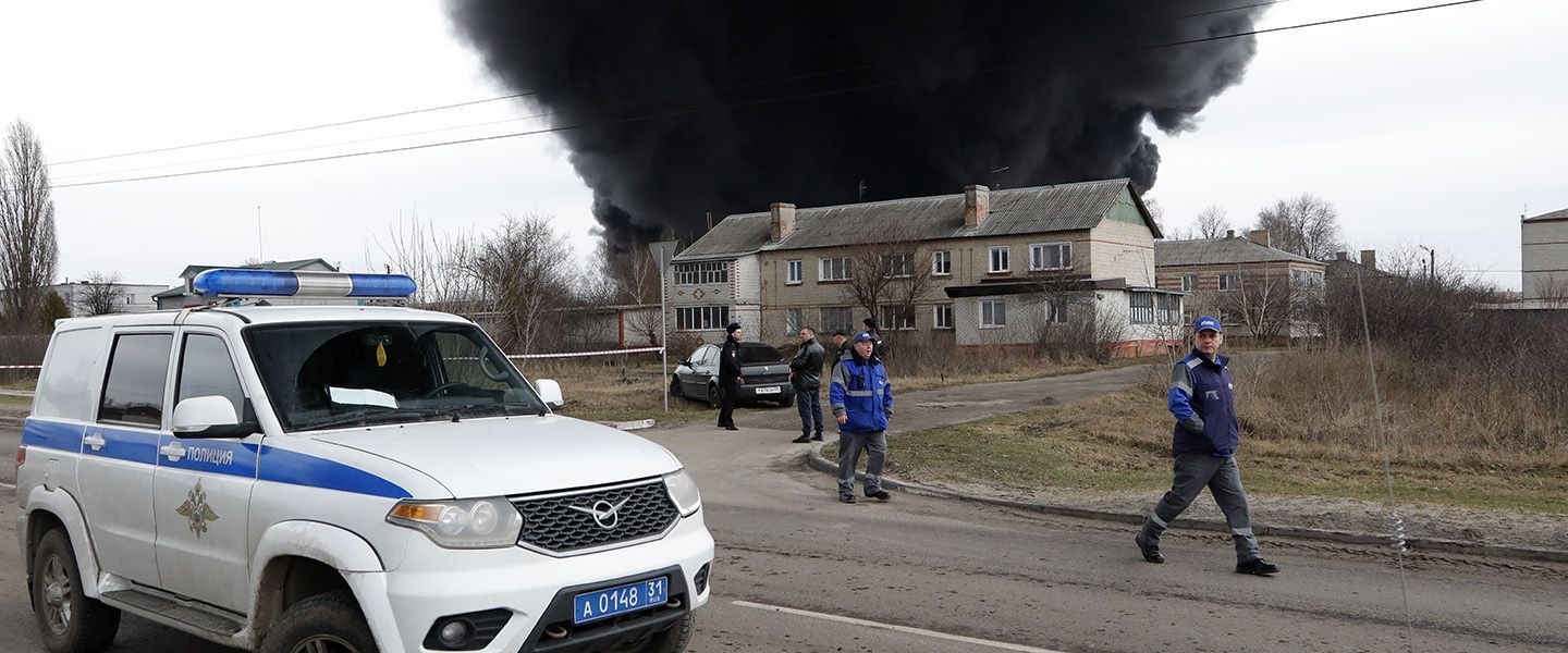 Тушить пожар на нефтебазе в Белгороде прибыли 170 человек и пожарный поезд