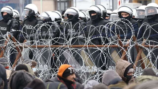 Мигранты пошли на прорыв белорусско-польской границы. Против них применили газ