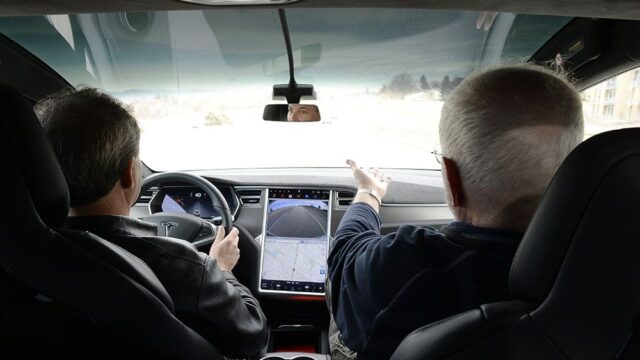 Электрокар Tesla обманули, заклеив дорожный знак изолентой. Машина приняла 3 за 8 и превысила скорость