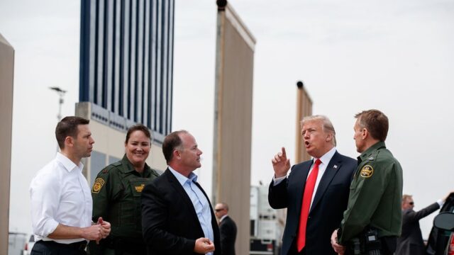 Сторонники Трампа начали сбор денег на строительство стены на границе с Мексикой