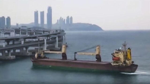 Российское судно с нетрезвым капитаном врезалось в мост у побережья Южной Кореи
