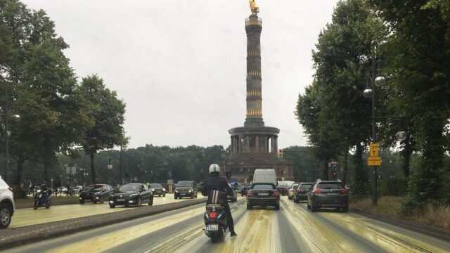 Активисты Greenpeace облили желтой краской улицы вокруг Колонны Победы в Берлине