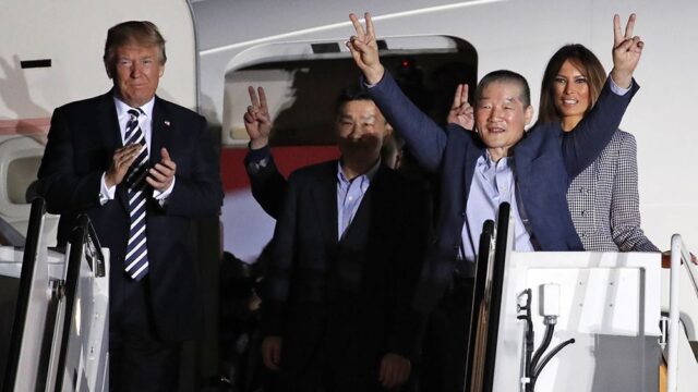 Дональд Трамп встретил троих американцев, которых освободила КНДР