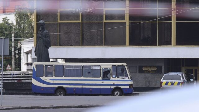 В Луцке мужчина со взрывчаткой захватил автобус с заложниками
