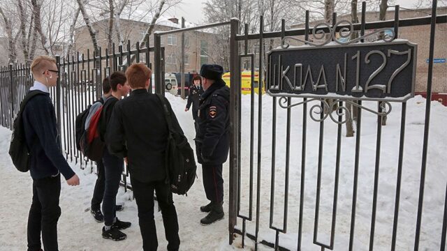 Суд в Перми арестовал подростков, которые устроили драку с ножами в школе