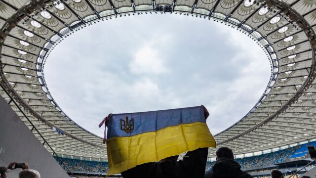 Зеленский и Порошенко подписали соглашение со стадионом для дебатов