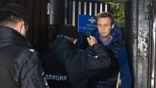 Политика Алексея Навального задержали на выходе из спецприемника после ареста