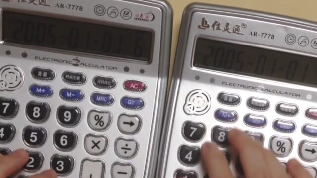 Японец сыграл песню Despacito на двух калькуляторах
