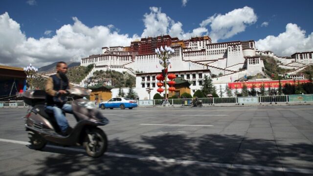 Доклад: Китай принуждает тысячи тибетцев посещать трудовые лагеря