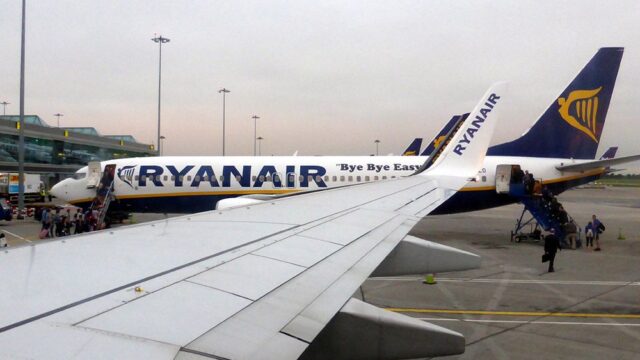 Ryanair отменяет сотни рейсов. Компания запуталась в отпусках пилотов