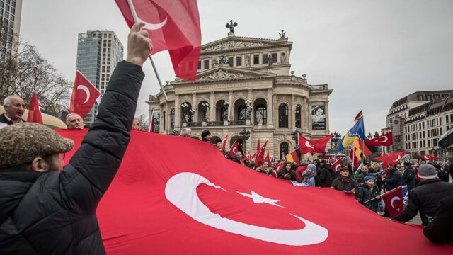 Почему турки в Германии голосуют за Эрдогана, и как с этим пытаются бороться