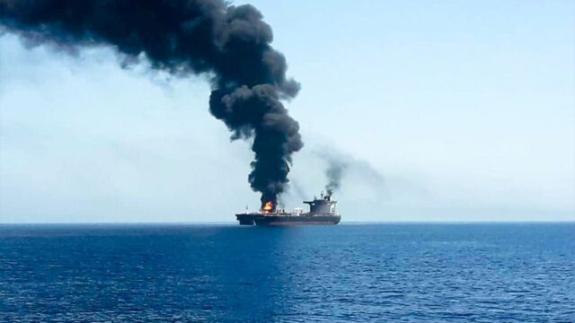 На иранском танкере возле побережья Саудовской Аравии произошли взрывы и разлив нефти