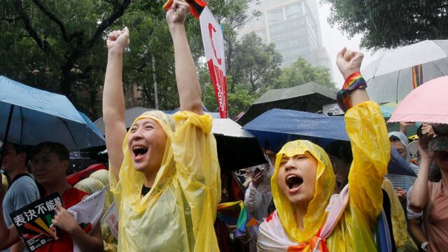 Парламент Тайваня принял законопроект, который разрешает однополые браки