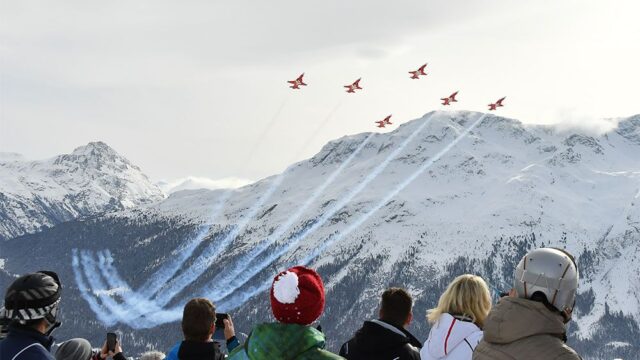 Швейцарские летчики перепутали город для показательных полетов. Чем удивили участников фестиваля песен в стиле йодль