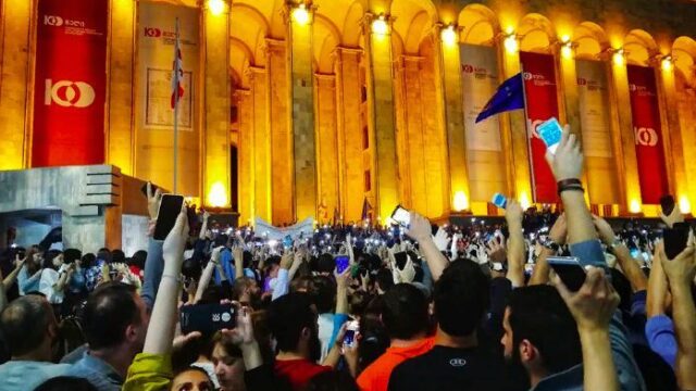 Участники протестов в Тбилиси требуют отставки правительства