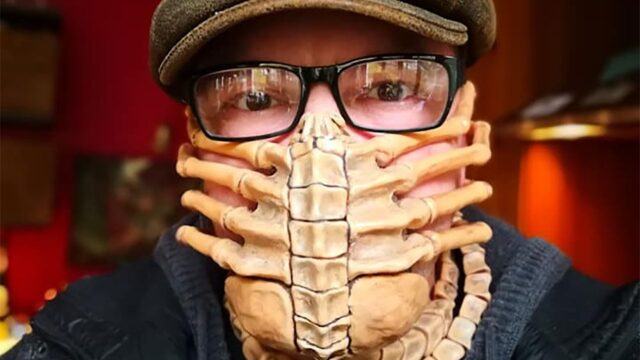 Немецкая художница сделала для своего мужа защитную маску в форме лицехвата из фильма «Чужой». Выглядит одновременно жутко и круто