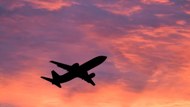 Пассажир самолета в Малаге вышел через аварийный люк, потому что «устал ждать»