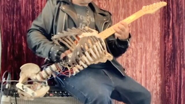 Музыкант из Флориды увековечил дядю, сделав гитару из его костей