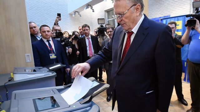ЦИК принял у Жириновского документы для выдвижения на выборы президента