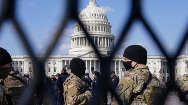 Бойцов Нацгвардии в США попросили еще два месяца охранять Капитолий