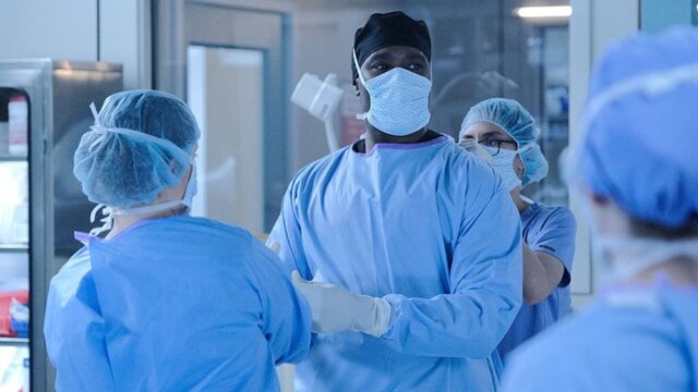 Создатели медицинских сериалов решили пожертвовать реквизит настоящим врачам из-за коронавируса