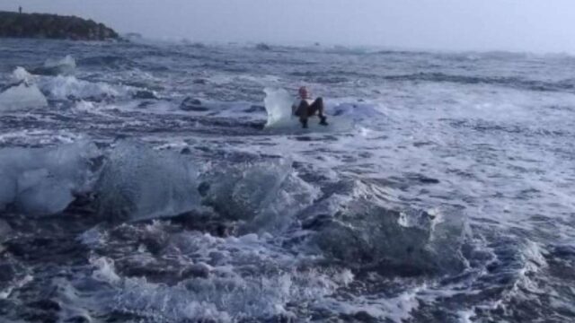 В Исландии бабушку, которая фотографировалась на ледяном троне, унесло в море