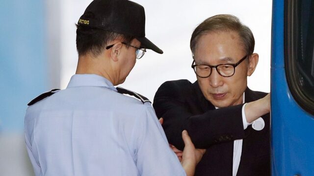 Бывшего президента Южной Кореи приговорили к 15 годам тюрьмы за коррупцию