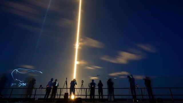 Илон Маск устроил благотворительный космический полет с гражданским экипажем