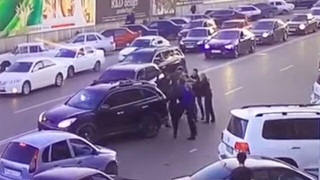 В Махачкале водитель не пропустил кортеж главы МВД Дагестана. Его избили и задержали