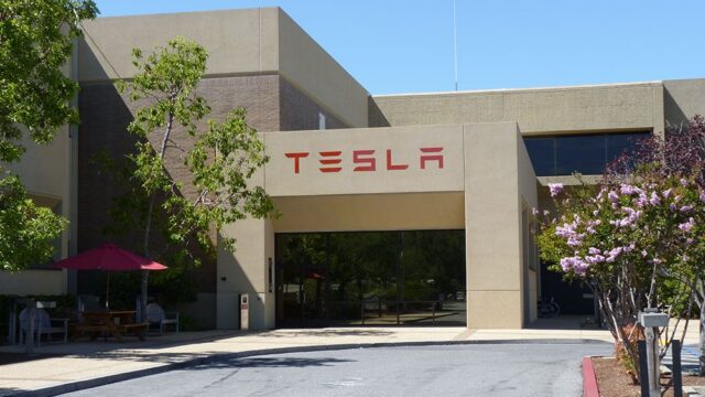 Комиссия по ценным бумагам США проверит твиты Илона Маска о выкупе акций Tesla