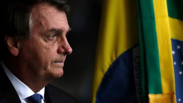 Президент Бразилии призвал «не ныть» на фоне рекордной смертности от ковида