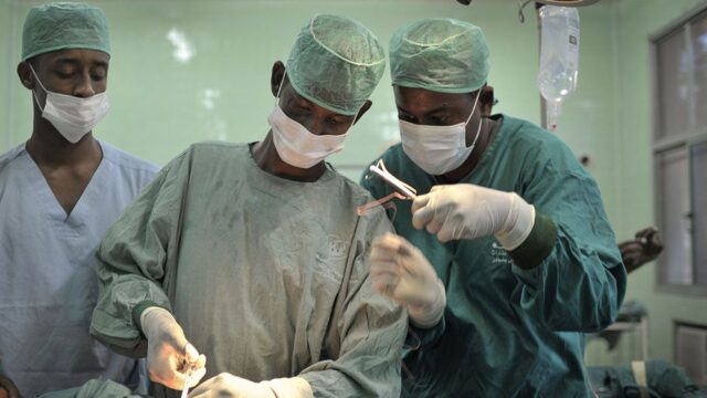 В Индии хирурги достали из живота пациента 263 монеты и 150 гвоздей