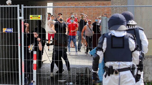 В Германии помещенные на карантин жители попытались прорвать оцепление