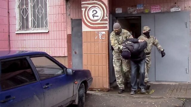 ФСБ опубликовала видео, на котором штурмуют квартиры участников «Артподготовки»