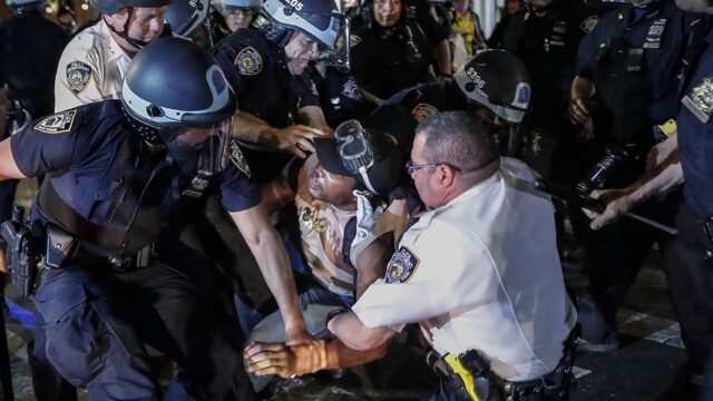 Генпрокурор Нью-Йорка подала в суд на полицию из-за жестокого разгона протестов