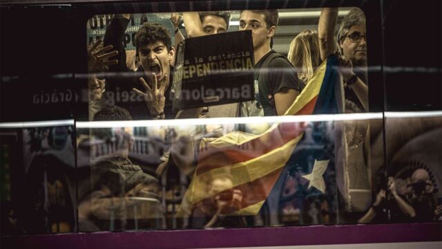В Барселоне прошли акции протеста против приговоров лидерам каталонского сепаратистского движения: фотогалерея