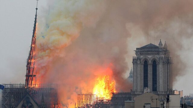 Шпиль собора Парижской Богоматери обвалился из-за пожара