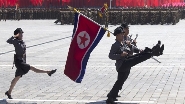 Северная Корея провела военный парад без межконтинентальных баллистических ракет