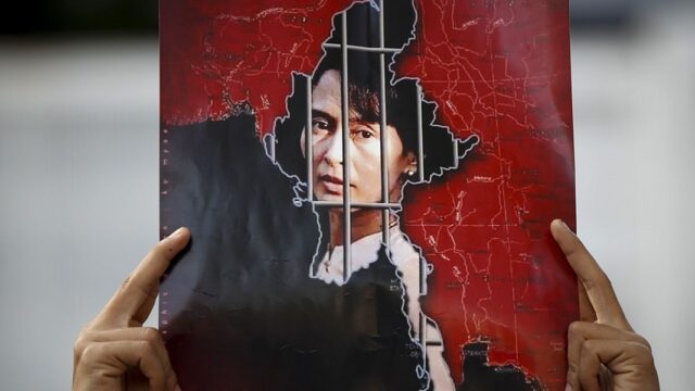 Арестованного лидера Мьянмы обвинили в незаконном владении средствами связи