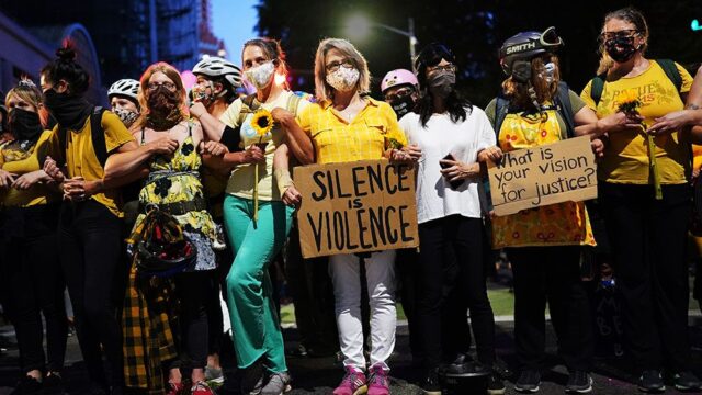 «Мамы пришли. Федералы, уходите»: как женщины в Портленде защищают протестующих