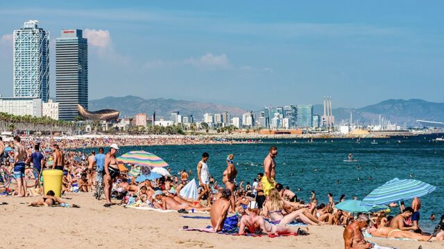 На пляжах Барселоны уберут 75% зонтиков и закроют часть кафе, чтобы сократить поток туристов