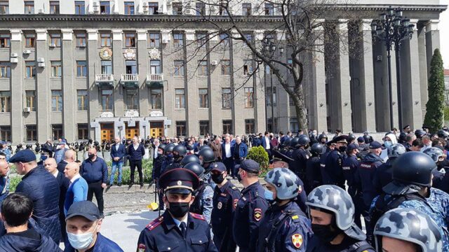 Во Владикавказе жители вышли на акцию против режима самоизоляции, есть задержанные