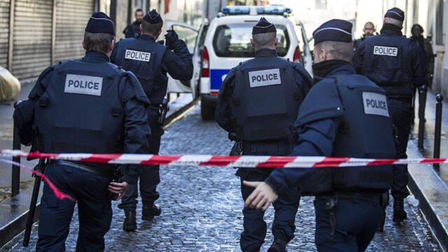 В Париже у бывшей редакции Charlie Hebdo ранили двух человек, подозреваемого задержали