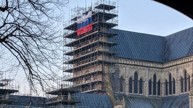 На соборе в Солсбери вывесили российский флаг