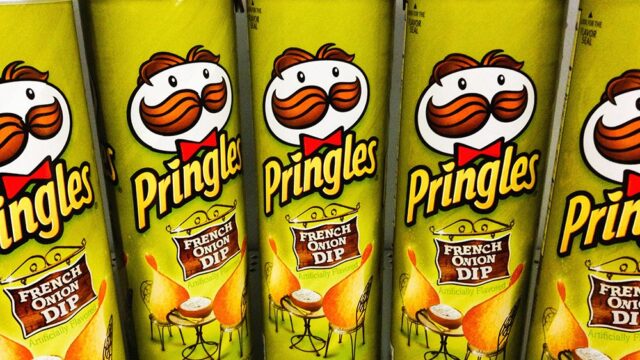 Производитель чипсов Pringles сделает упаковку удобной для переработки